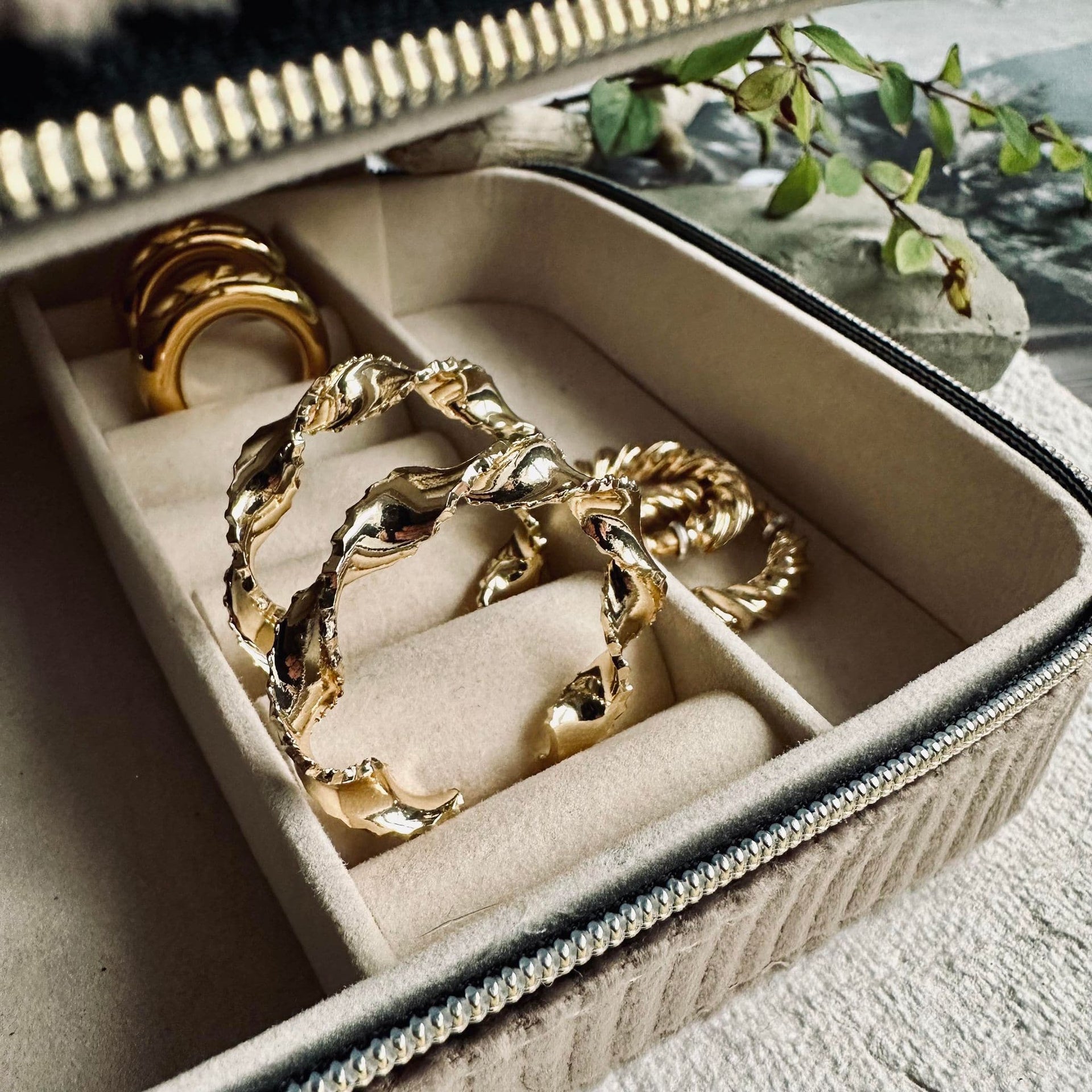 Örhängen Cora hoops - 18k förgyllda