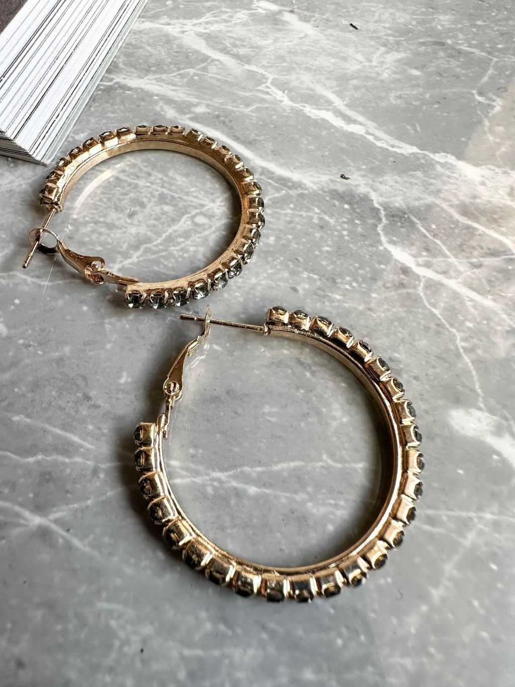 Örhängen Smilla Hoops 18K förgyllda - Mörkgrå