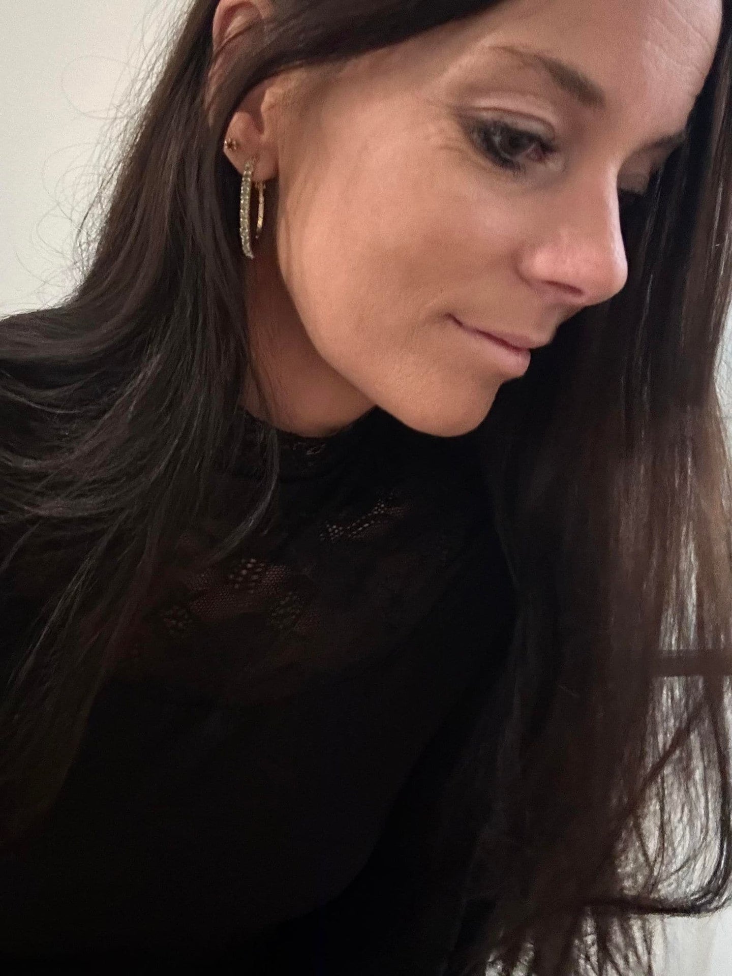 Örhängen Smilla Hoops 18K förgyllda - Mörkgrå