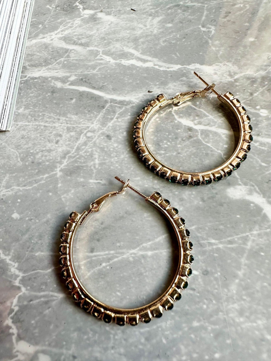Örhängen Smilla Hoops 18K förgyllda - Mörkgrön