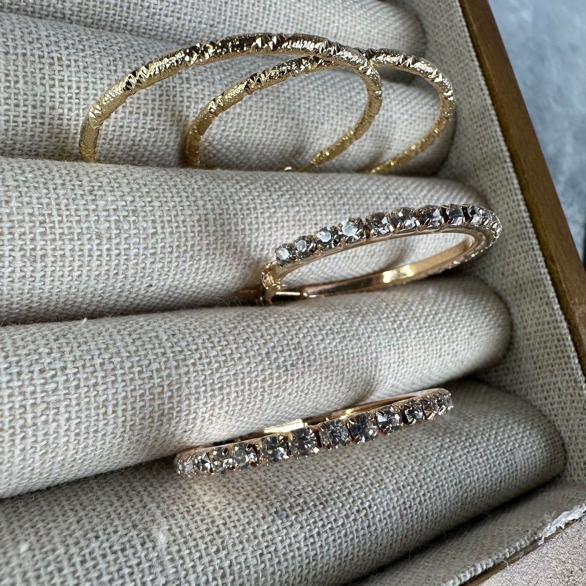 Örhängen Smilla Hoops förgyllda