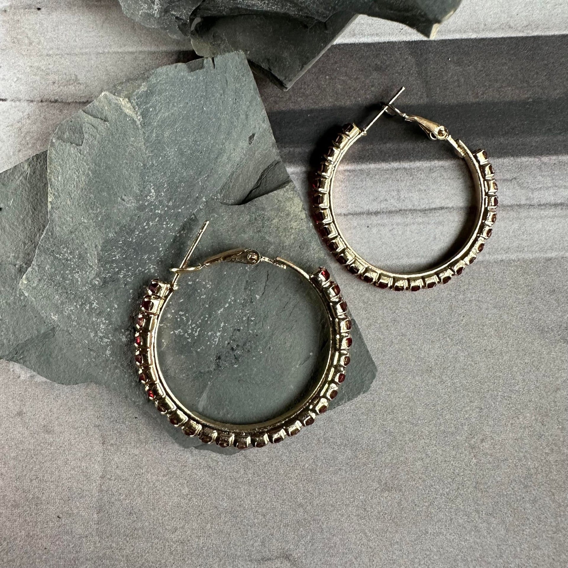 Örhängen Smilla Hoops - Mörkröd